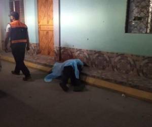 El cuerpo de la víctima quedó a pocos metros antes de llegar a su residencia.