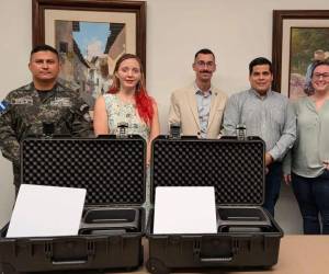 Estados Unidos entrega equipo satelital a Honduras para interceptar redes de narcotráfico.