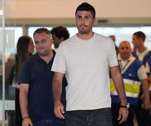 Rodri en su llegada fue recibido por un gran números de aficionados del Barcelona.