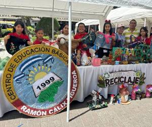 Comités Ambientales de las Escuelas Amigables con el Ambiente tomaron control del Parque Central para exponer sus productos elaborados con materiales reciclables.