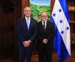 Nasry Asfura junto a Fernando Anduray tras ser juramentado como el titular de Conatel.