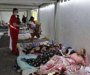 José Luis Hernández despertó a su esposa y a sus dos hijos, los tomó de las manos y salió temblando de su casa mientras su ciudad, Pereira, sufría los embates del terremoto de magnitud 7,4, el peor en lo que va de siglo en Colombia.