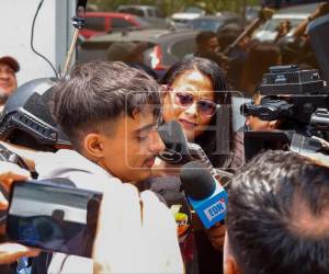 Wilder Fernández Caballero fue capturado este martes en una zona montañosa de Colinas, Santa Bárbara, donde permanecía oculto tras huir desde Sulaco, Yoro, al ser identificado por las autoridades policiales. El detenido es considerado sumamente violento.