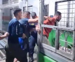 Uno de los privados de libertad capturado y entregado a agentes del Instituto Nacional Penitenciario.