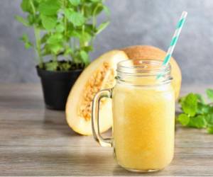 Este smoothie de melón combina pocos ingredientes y requiere únicamente una licuadora para su preparación.