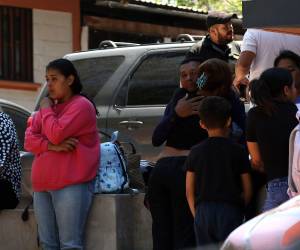 Muy acongojados, sus parientes llegaron a la morgue para retirar los restos mortales de Nelson Benítez.