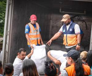 Decenas de familias que viven en el municipio de San Antonio de Flores, en El Paraíso fueron beneficiados con la entrega de raciones de alimentos que Copeco llevó.