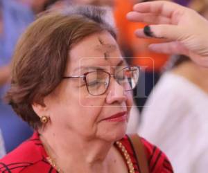 La imposición de la cruz de ceniza en la frente simboliza que el ser humano volverá al polvo.
