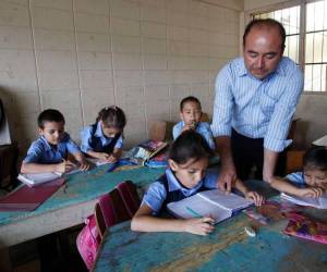 El aumento salarial previsto consiste en un incremento de 1,300 lempiras en el salario base, y se espera que los cambios se reflejen a finales de febrero.