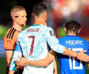Dos futbolistas que cumplen el sueño de disputar una nueva Copa del Mundo. Ambos juegan su último Mundial, pero los amigos debieron enfrentarse en un partido decisivo. ¿Quién seguirá en carrera: Cristiano Ronaldo o Luka Modric?