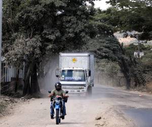 Pobladores de la aldea Mateo siguen a la espera de trabajos viales que mejoren la transitabilidad, tras meses de abandono por la administración anterior.