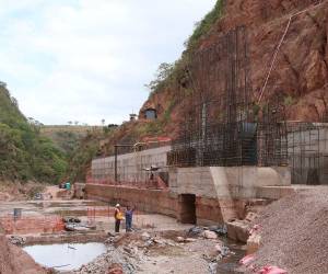 La Alcaldía busca liberar recursos mediante una emisión de bonos municipales para completar la represa San José, que ya alcanza un 50% de avance.