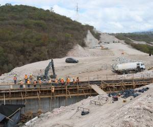 La construcción de la caja puente forma parte de los trabajos que avanzan en el proyecto vial de la zona sur de Tegucigalpa. El proyecto denominado Libramiento Anillo Periférico-CA-5 Sur contempla una inversión de 57.7 millones de dólares.