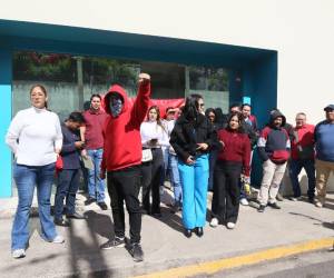 Un reducido grupo de empleados protestó frente a las instalaciones de la Secretaría de Planificación Estratégica (SPE), en la capital.