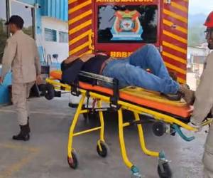 Tras la caída, el hombre sufrió lesiones que requirieron atención inmediata por parte de los equipos de emergencia.