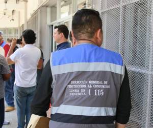La Dirección General de Protección al Consumidor habilitó la línea telefónica gratuita 115 para reportar a los establecimientos comerciales que operan como clínicas y engañan a pacientes con falsos diagnósticos.