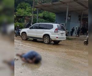 El cuerpo del hombre quedó tendido en medio de la calle.