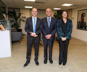 La visita ocurre días después de que el CNE confirmara su triunfo electoral, en medio de reclamos de la presidenta Xiomara Castro por un nuevo recuento.