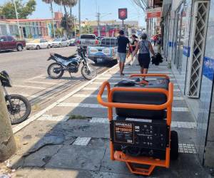 La mayoría de los negocios usa estos generadores para mantener la energía en sus locales.