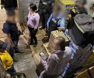 En el operativo participó personal de la Dirección Policial de Investigaciones (DPI), que procedió al decomiso de las bebidas alcohólicas encontradas en el lugar.