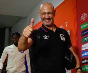 Eduardo Espinel, entrenador de Olimpia, calentó la previa de la semifinal contra Cartaginés y respondió a quienes cuestionan al equipo tras la eliminación del torneo anterior.