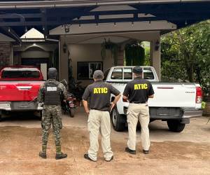 Autoridades realizaron este martes allanamientos en Copán y Cortés para desarticular una red de tráfico de armas con conexiones internacionales. Dos hermanos fueron detenidos como parte de la acción fiscal. Los detalles a continuación.