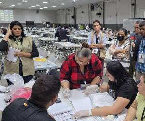El escrutinio especial de las actas de cierre con inconsistencias inició este jueves 18 de diciembre en el Centro Logístico Electoral (CLE).