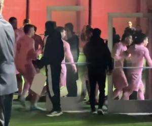 Lionel Messi salió molesto y se fue a encarar a los árbitros, Suáres logró llevárselo.