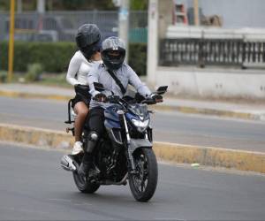 La modalidad de viajes en motocicleta adquiere cada vez más popularidad en Honduras. Funciona igual que la contratación de un taxi VIP a través de las mismas aplicaciones: el usuario selecciona la opción “Moto”, ingresa su destino y se le asigna un conductor. El sistema permite ver el perfil del motorista, el tiempo estimado de llegada y el costo aproximado del viaje.