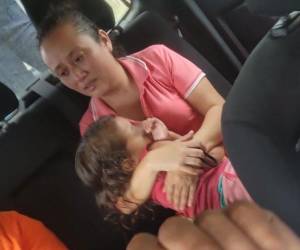 Momento en el que la madre ya se encontraba con la pequeña Reina Erazo.