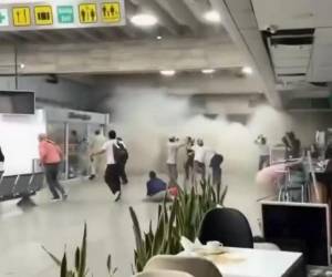 Dos fuertes terremotos sacudieron este miércoles el Caribe venezolano con apenas 39 segundos de diferencia, en una secuencia sísmica cuyo evento principal fue un sismo de magnitud 7,5, informó el sistema oficial de alerta de tsunamis de Estados Unidos.
