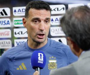 Lionel Scaloni da detalles del por qué Messi se quedó como suplente ante Jordania.