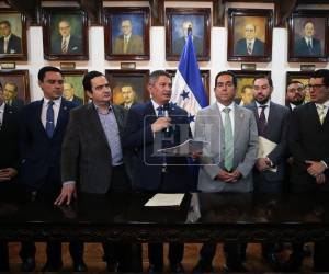 El secretario del Congeso Nacional, Carlos Ledezma, citó a Zelaya a que comparezca ante el pleno del Legislativo.