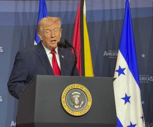 “No voy a aprender su maldito idioma. No tengo tiempo”, dijo entre risas ante los líderes presentes.