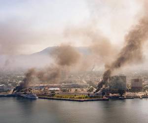 Calles semivacías y comercios cerrados marcaron las primeras horas de tensión en Puerto Vallarta, luego de que se difundiera la noticia de la muerte de El Mencho y comenzaran reportes de hombres armados despojando vehículos. La ciudad turística vivió ayer 12 horas de terror.