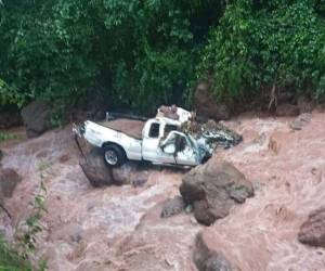 El vehículo quedó destruido debido al impacto del agua y las rocas.