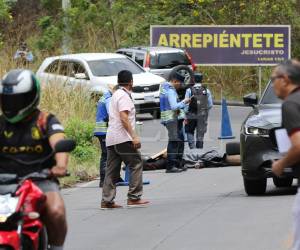 Autoridades policiales acordonaron la zona tras el accidente que cobró la vida del motociclista, preliminarmente identificado como José Carlos Fúnez, de 25 años, en la peligrosa cuesta El Chile de Comayagüela. Lo que se sabe del fatal accidente.