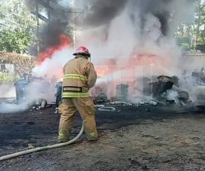 Elementos del cuerpo de Bomberos acudieron a la escena para controlar las llamas y evitar que se expandieran.