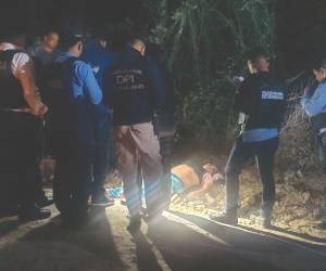 El cuerpo de la mujer asesinada estaba boca arriba en la orilla de la calle y fue reconocido por las autoridades competentes.