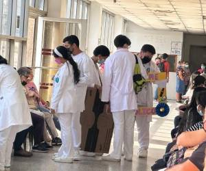 El nuevo plan reduce la duración de la formación de ocho a siete años, amplía su carga académica de 68 a 74 asignaturas y sustituye el sistema semestral por períodos trimestrales de 15 semanas.