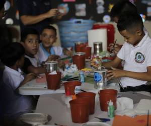 A través de la creatividad e imaginación, los niños personalizaron productos de reciclaje.
