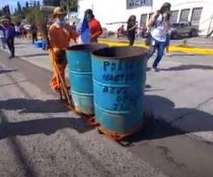 El capitalino completó su interpretación con una escoba de “chiribiscas”.