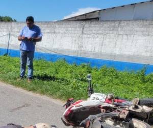 Los cuerpos de las víctimas quedaron una junto al otro y a solo pocos centímetros de la motocicleta en la que se trasladaban.