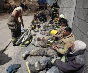 Rostros fatigados y seis horas sofocando las llamas: bomberos continúan con el rescate tras incendio