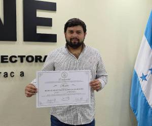 El joven Rudy Gustavo Manuel Banegas Lizardo recibió ayer la credencial de parte del Consejo Nacional Electoral (CNE), como ganador de la alcaldía del municipio de Talanga.