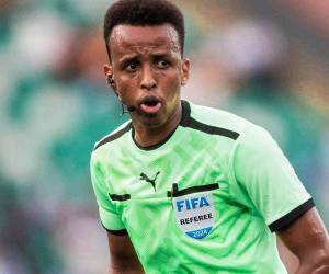 El árbitro somalí Omar Abdulkadir Artan, cuya entrada a Estados Unidos fue denegada la semana pasada cuando iba a participar en el Mundial de fútbol, fue recibido este miércoles como un héroe a su regreso a Somalia. ¿Por qué no le premitieron el ingreso? Aquí los detalles