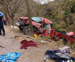 Ropa y otra carga que transportaba el pick-up rojo quedó tendida en el suelo, tras el aparatoso choque.