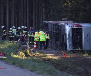 En el autocar viajaban entre 40 y 50 personas, informaron los medios.