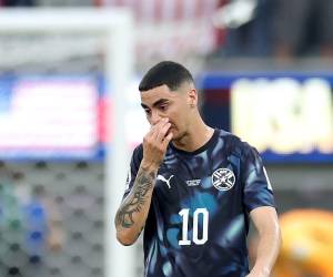 Miguel Almirón vio la tarjeta roja poco antes de finalizar el primer tiempo.