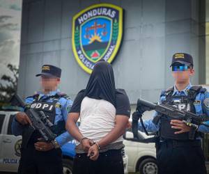 El jovencito conocido con el seudónimo de El Gordo, al ser capturado por agentes de la Dirección Policial de Investigaciones (DPI).